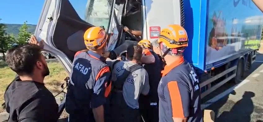 Elazığ-Malatya karayolunda tır kazası sonrası kurtarma çalışmaları