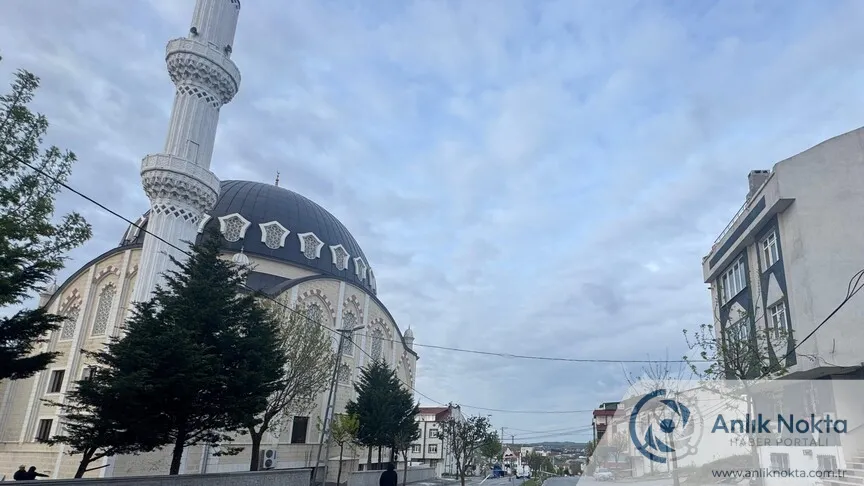 Arnavutköy'de Rüzgar Paniği: Sallanan Minare Nedeniyle İki Bina Boşaltıldı