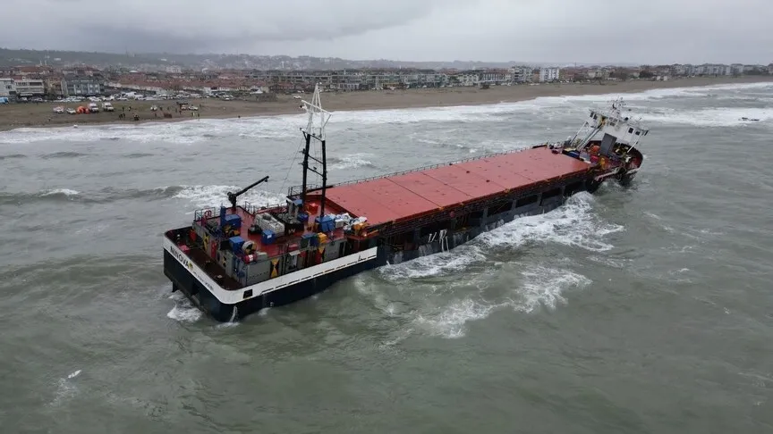 Karadeniz'de Korku Dolu Anlar: Sakarya Açıklarında Kuru Yük Gemisi Karaya Oturdu, 8 Mürettebat İçin Zamanla Yarış