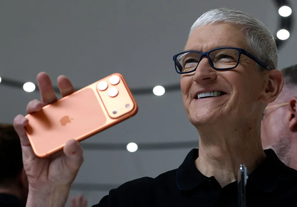 Apple Rekor Satışlara Rağmen Çip Kıtlığı Tehlikesiyle Karşı Karşıya: Tim Cook Veda Ederken Yeni CEO'ya Zorlu Miras
